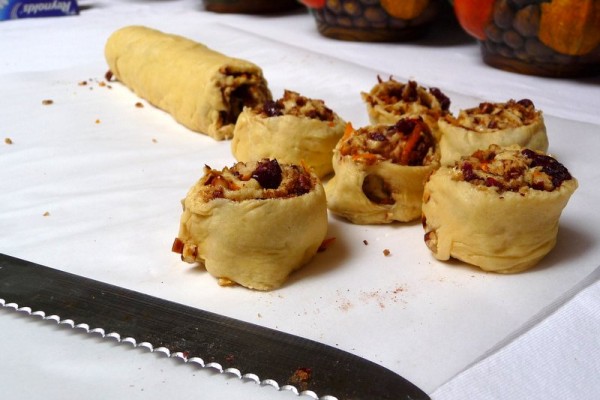 Cutting the roll of filled dough