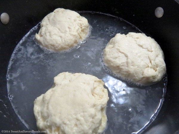 Water bath for pretzels rolls